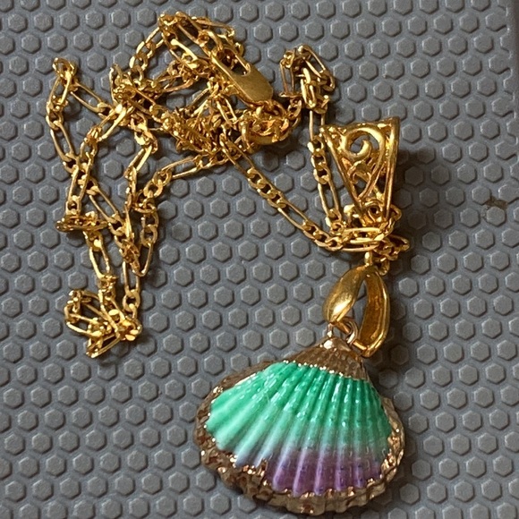 Source Unknown Jewelry - 18 KGP yellow gold necklace with purple and green seashell